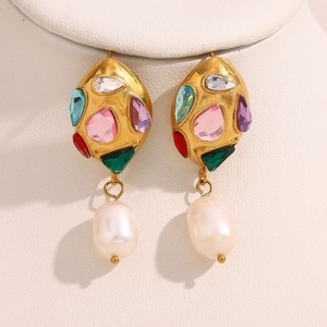 Boucles d'oreilles clous en acier inoxydable plaqué or 18 carats, style rétro européen et américain, avec zircone et perle, pour femmes, effet diamant - Product Image 1