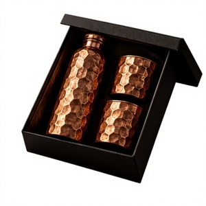 Botella de agua de cobre martillado hecha a mano y juego de 2 tazas con caja de regalo, vajilla portátil moderna - Product Image 1