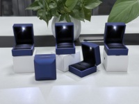 Boîte à bagues LED bleue en gros, boîte à bijoux LED bleu foncé avec logo personnalisé pour l'emballage de diamants