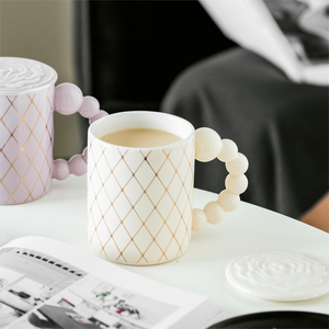 Mug en céramique Nordic Camellia avec poignée perlée, couvercle et cuillère, capacité 400 ml, compatible lave-vaisselle et micro-ondes, couleur personnalisable, pour fêtes - Product Image 3
