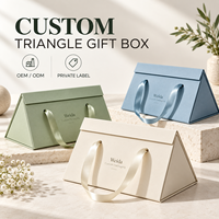 Boîte cadeau triangulaire OEM avec ruban et poignée, en carton pliable, emballage personnalisé avec étiquette privée