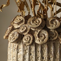 Vase en céramique rustique fait main avec accent floral 3D, rayures verticales texturées, fleurs séchées, écologique, décoration de mariage Wabi-Sabi pour la maison