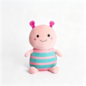Mochila de Peluche Personalizada con Diseño de Oruga Rosa y Verde, Relleno de Algodón PP, Diseño de Insecto Adorable para Uso Unisex - Product Image 3