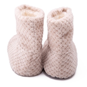 Chaussons d'intérieur chauds et confortables en flanelle polaire pour femmes, avec semelle souple antidérapante - Product Image 3