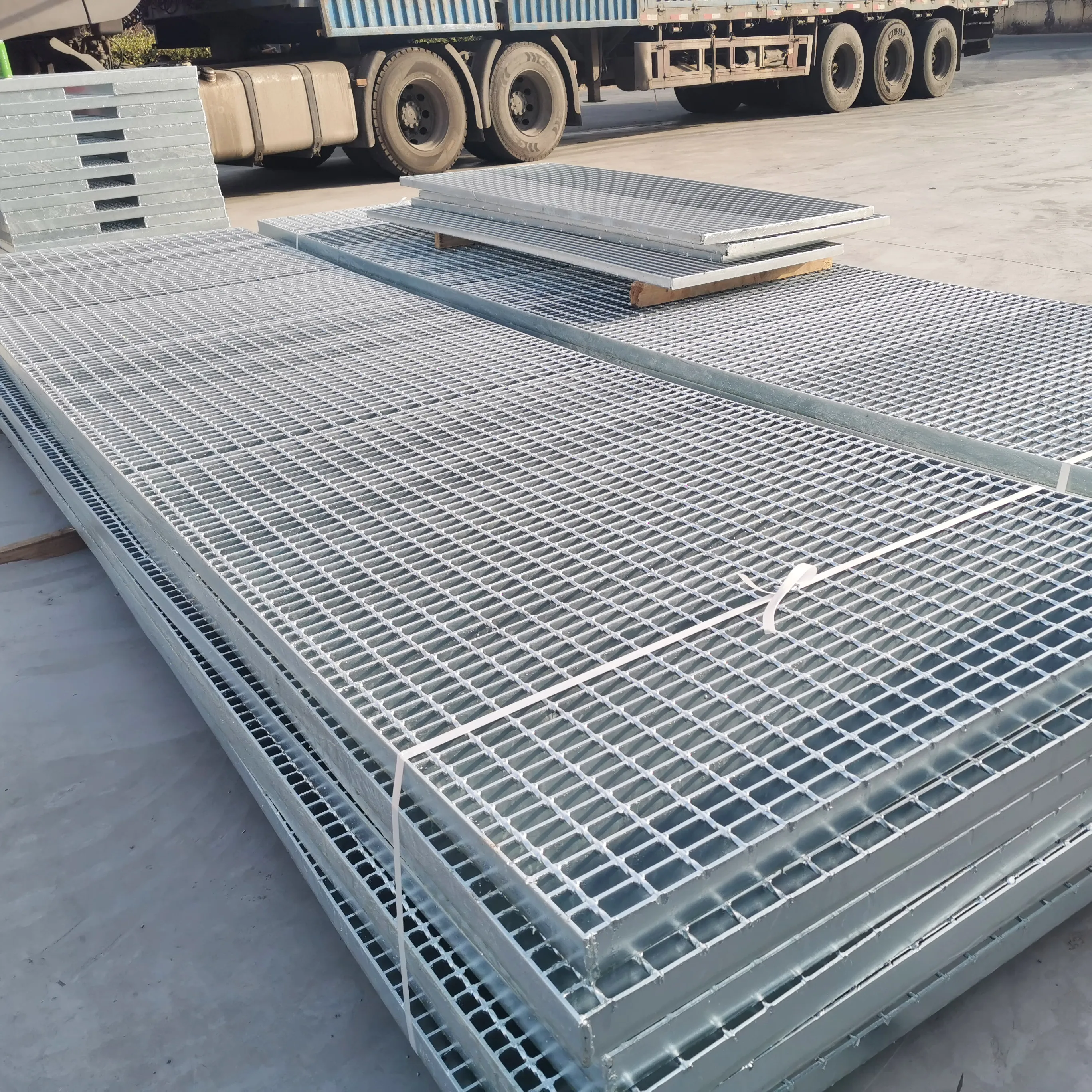 Henan XinGe customization building material galvanized drainage grating road trench cover steel flooring metal stair
