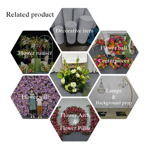 Centro de Mesa Floral con Tonos Forestales Refrescantes para Caballete de Bienvenida de Boda - Product Image 5