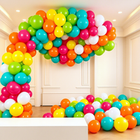 Décorations d'arche de ballons personnalisées rouge, noir et or pour fête d'anniversaire par Balloon Factory, comprenant un ensemble de ballons de 5 à 36 pouces.