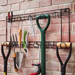 Support mural en fer pour outils avec étagère de rangement en maille pour outils de garage et de jardin - Product Image 1