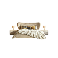 Lit double blanc élégant avec rangement, design de lit confortable, cadre en acier inoxydable, revêtement en cuir, tête de lit arquée et incurvée, luxe