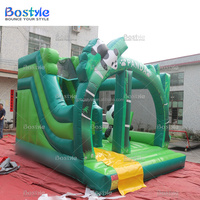 Château gonflable arc-en-ciel multicolore pour enfants, idéal pour la location de jeux d'extérieur