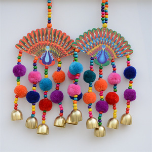 Tabla de <span class=keywords><strong>madera</strong></span> pintada a mano con diseño de pavo real extendiendo su <span class=keywords><strong>cola</strong></span>, campana de viento, decoración colgante de bola de pelo, timbre, artesanía <span class=keywords><strong>para</strong></span> el hogar - Product Image 1