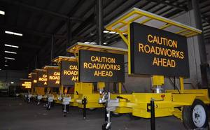 مقطورة متنقلة مزودة بلوحة رسائل VMS مع لوحة بيانات متحركة متنقلة قابلة للدوران متنقلة تعمل بالطاقة الشمسية مزودة بإضاءة <span class=keywords><strong>LED</strong></span> إشارة عرض مرور ملونة بالكامل - Product Image 2