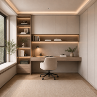 Armoires de bureau avec panneaux en chêne clair, rangements blanc chaud et bureau intégré avec étagères