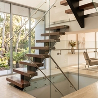 Escalier droit moderne en verre avec marches en bois à poutre simple de haute qualité en forme de U à vendre