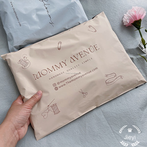 Enveloppes en polyéthylène recyclables de luxe personnalisées pour l'emballage de chaussures, de chaussettes et de fourrures - Sacs d'expédition personnalisés avec logo sur mesure - Product Image 2