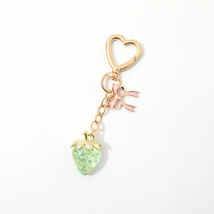 Llavero de aleación rosa de moda con lazo de dibujos animados y fresa, corazón dorado 3D, ligero, lindo, impermeable, colgante <span class=keywords><strong>para</strong></span> bolso <span class=keywords><strong>para</strong></span> mujeres y niñas - Product Image 4