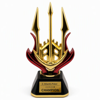 Trophée de tournoi de poker conçu pour les événements de casino, avec un design métallique inspiré du trident, dans une palette de couleurs or et rouge