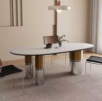 Moderner Luxus-Esstisch aus Sinterstein mit ovaler Tischplatte, Acryl-Gold-Edelstahl-Zylinderbeinen, Kapsel-Design, 12-Sitzer, für Villen, montiert