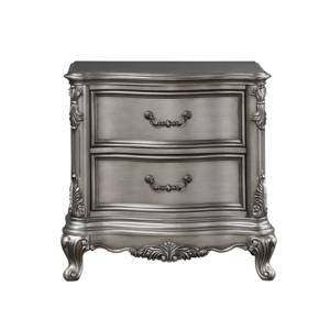 Mesita de noche Ariadne con acabado platino antiguo, dos cajones y tallados ornamentales - Product Image 1