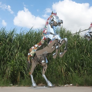 Statua di Cavallo in Acciaio Inossidabile Sfaccettato con Fiori Colorati, Arte Equestre Astratta Moderna per Parchi Pubblici - Product Image 4
