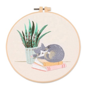 Kit de démarrage DIY XIXI pour débutants pour broderie animale (chat) et fleurs sur cercle en coton et polyester faites à la main - Product Image 1