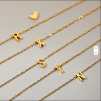 Collier en acier inoxydable plaqué or 18 carats avec pendentif alphabet 26 lettres, chaîne délicate, vente en gros de bijoux haut de gamme