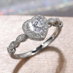 Anello da donna con zirconi lucidi a forma di cuore, design unico ed elegante, perfetto per San Valentino, per feste quotidiane, gioiello da dito abbinabile a tutto, regalo - Product Image 1