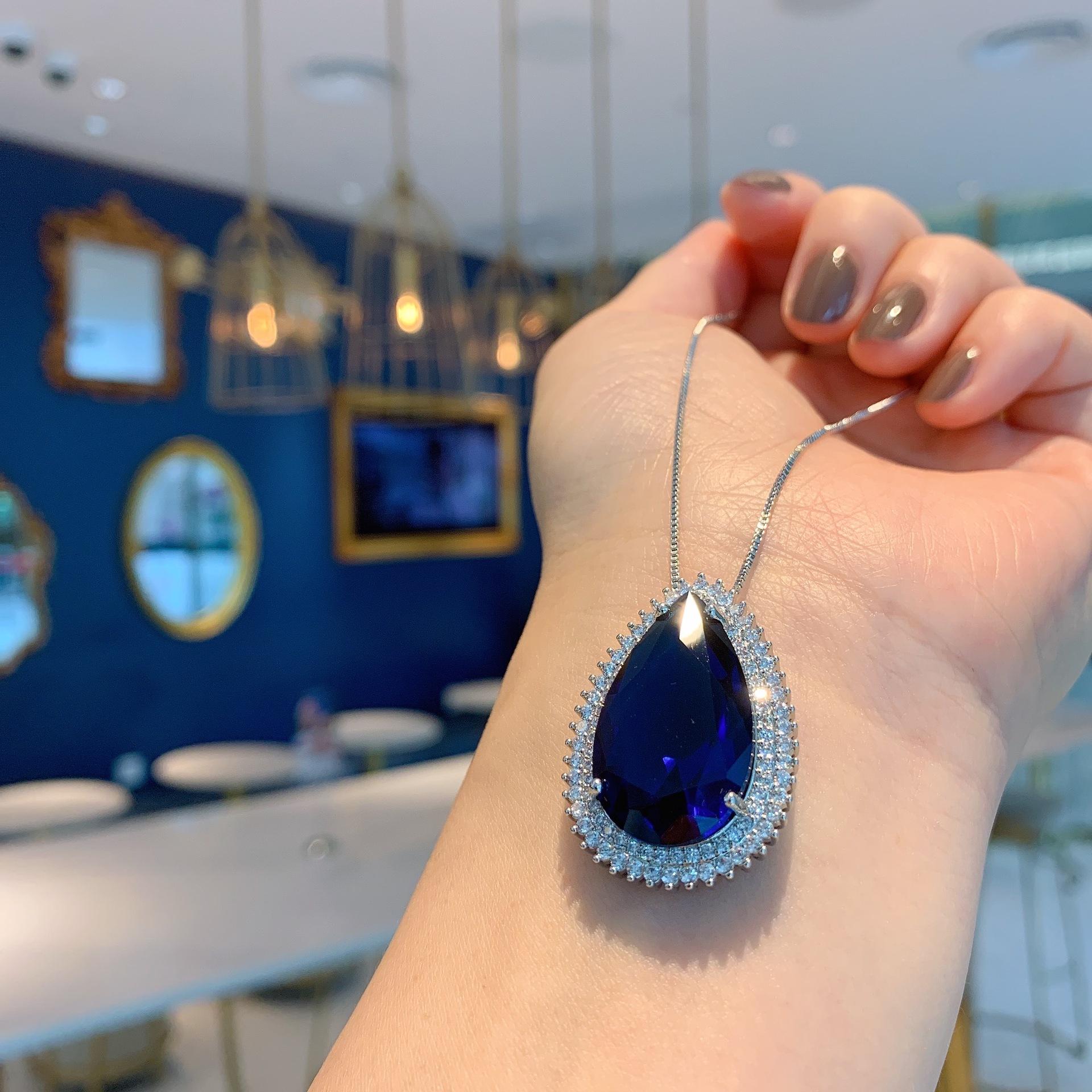 Pendentif en verre bleu