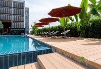 Revêtement de sol extérieur en PVC lisse contemporain de couleur personnalisée, résistant à l'humidité, pour balcon de villa