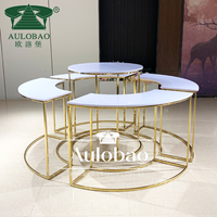 Table à dessert moderne avec cadre en acier inoxydable doré et plateau en MDF pour événements