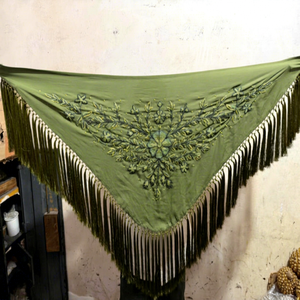 Chal Triangular Verde Oliva para Mujer con Bordado Floral y Flecos Largos, Elegante para Eventos Nocturnos y Bodas - Product Image 1