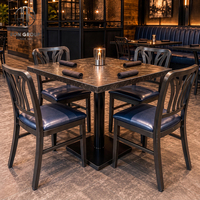 Ensemble de mobilier commercial Ron Group : table carrée de restaurant, banquette en cuir, chaise en métal rembourrée sur mesure