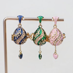 SHINNYGIFTS - Dije de <span class=keywords><strong>Huevo</strong></span> Esmaltado en Latón Chapado en Oro con Opción de Pendientes DIY, Estilo Fabergé - Product Image 2
