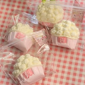 Jouet à presser unisexe en forme de pudding à la fraise, balle en PU super douce, design attrayant, anti-stress, jouet à pincer amusant - Product Image 6