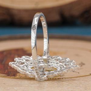 Bague en diamant de luxe avec un design solitaire intemporel et une finition étincelante pour des propositions romantiques - Product Image 4