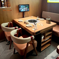 Ensemble de meubles de restaurant, café et bar moderne, table à manger en bois pour fondue et chaises en cuir avec dossier rond et coussin beige