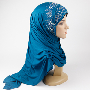 Vente en gros de foulards musulmans bon marché pour femmes, couleurs unies, châle en coton, <span class=keywords><strong>hijab</strong></span> avec strass, hiver, été, printemps, automne, tous les bonnets - Product Image 4