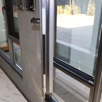 Fenêtres à battants modernes à cadre en aluminium avec vitrage clair, unités de fenêtres intégrées personnalisées pour les maisons, les hôtels, les salles de bain