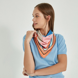 ผ้าพันคอแฟชั่นทรงสี่เหลี่ยมเล็ก ลายบล็อกสีเรขาคณิตทันสมัย เนื้อผ้าคล้ายผ้าไหม ผลิตจากโพลีเอสเตอร์ซาติน ขอบเย็บด้วยเครื่องจักร - Product Image 2