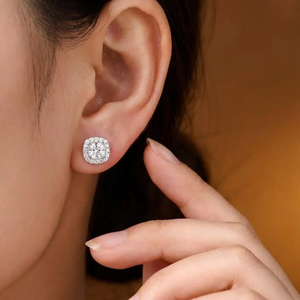 Pendientes de Flor con Halo Redondo de Moissanita Brillante y Moderno, Plata de Ley 925 con Baño de Rodio, Elegantes para Bodas, Fiestas y Uso Diario - Product Image 5