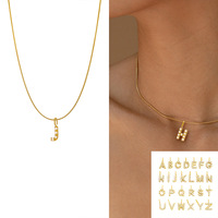 YML& Fashion Trendy Breloques en acier inoxydable plaqué or 18 carats avec perles et 26 lettres alphabétiques, pendentifs pour colliers personnalisés avec initiales DIY