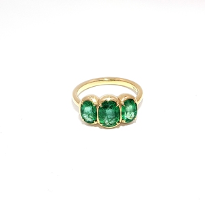 Anillo de Plata de Ley con Esmeraldas Ovaladas. Eleva tu estilo con este exquisito anillo de varias piedras, un trío de vibrantes esmeraldas naturales. - Product Image 2