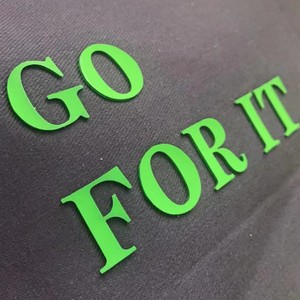 Etiqueta de ropa suave lavable Parche de hierro Logotipo de silicona Relieve Logotipos de transferencia de calor elevados Etiquetas de ropa de silicona 3D - Product Image 1