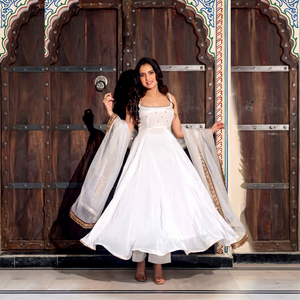 Conjunto de diseñador con top Anarkali de georgette sintético con bordado y múltiples agujas, con pantalón y dupatta, completamente cosido y listo para usar. - Product Image 1