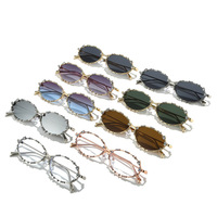 Lunettes de soleil ovales en moissanite pour hommes et femmes, avec accent papillon en strass, protection UV400, monture ornée, idéales pour la conduite quotidienne