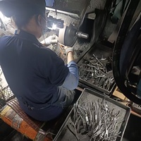 Pince à bec effilé professionnelle mini en acier inoxydable pour ajustement de montures de lunettes en plastique, personnalisable OEM, pour usage en atelier d'optique