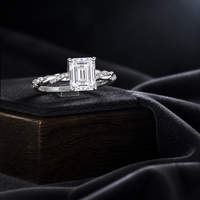 Bague de fiançailles en moissanite pour femme, en argent sterling 925, taille émeraude, avec accent latéral pavé torsadé et quatre griffes