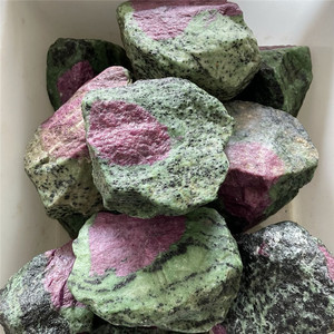 หินอีพิโดต์ดิบธรรมชาติคุณภาพสูง หินรูบี้โซไซต์ดิบ - Product Image 4