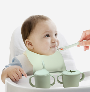 Taza de aprendizaje ecológica sin BPA para recién nacido, tazón de alimentación con pechera de silicona, plato de succión y cuchara suave, juego de comer para bebé, venta al por mayor - Product Image 5