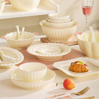 Service de table en porcelaine céramique pour 10 personnes, style européen, dentelle en relief, assiettes et bols de haute qualité, élégant et luxueux, pour un usage quotidien à la maison